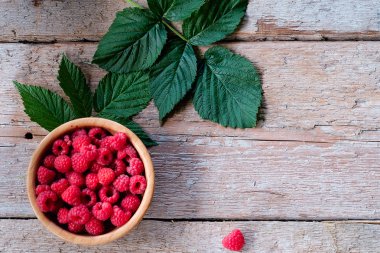 Taze organik ahududu kase ahşap arka plan üzerinde. Üstten Görünüm