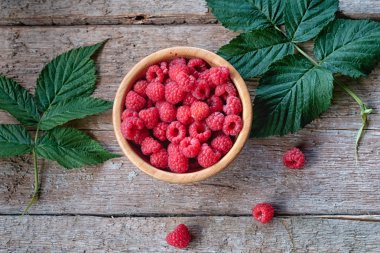 Taze organik ahududu kase ahşap arka plan üzerinde. Üstten Görünüm