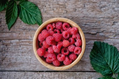 Taze organik ahududu kase ahşap arka plan üzerinde. Üstten Görünüm