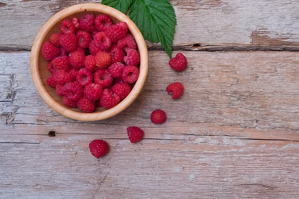 Taze organik ahududu kase ahşap arka plan üzerinde. Üstten Görünüm