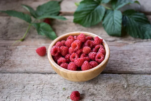 Arka plan kase taze organik ahududu ahşap.