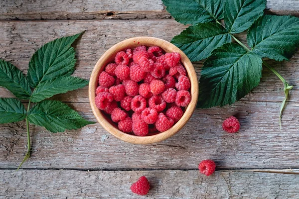 Taze organik ahududu kase ahşap arka plan üzerinde. Üstten Görünüm