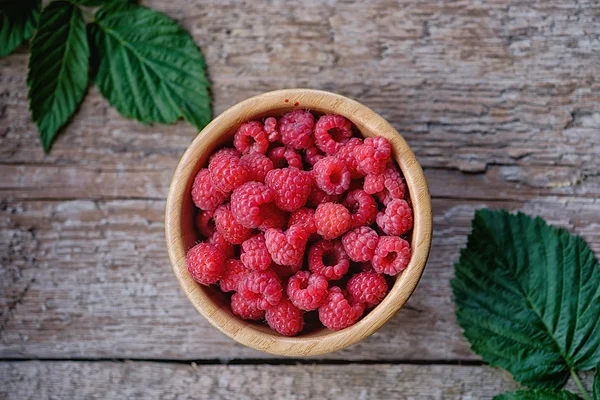 Taze organik ahududu kase ahşap arka plan üzerinde. Üstten Görünüm