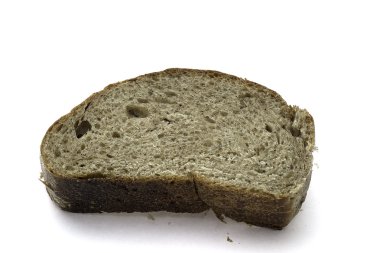 Beyaz arkaplanda izole edilmiş dilimlenmiş ekmek