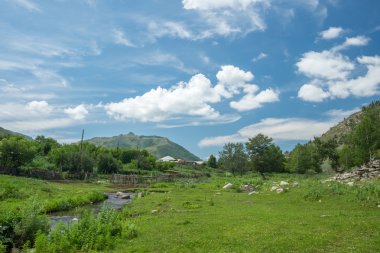 dağlar ve bulutlar gökyüzünde