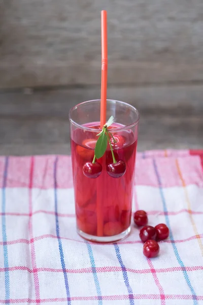 Ein Glas roter Kirschkompott — Stockfoto