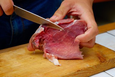 Closeup menin mutfak kesme domuz kesme tahtası üzerinde değil
