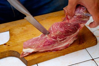 Closeup menin mutfak kesme domuz kesme tahtası üzerinde değil