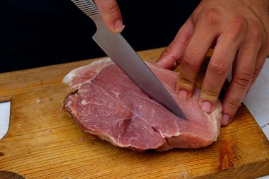 Closeup menin mutfak kesme domuz kesme tahtası üzerinde değil