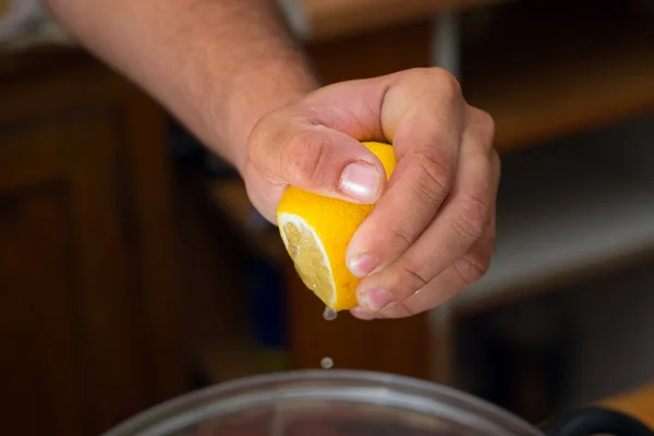 Вичавити лимонний сік на руці — стокове фото