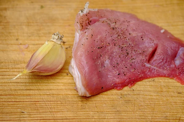 Menin zbliżenie kuchnia to wieprzowiny cięcia na deski do krojenia — Zdjęcie stockowe