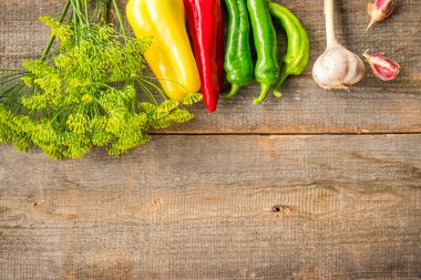 Rustik masa yemek pişirmek için organik sebze. Üstten Görünüm. Ahşap rustik arka plan üzerinde metin için yer