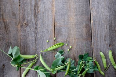 Yeşil bezelye bakla taze ahşap arka plan üzerinde aldı