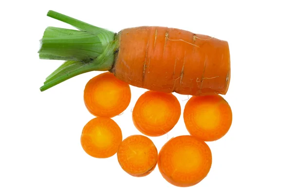 Carota fresca e fetta di carota sullo sfondo bianco — Foto Stock