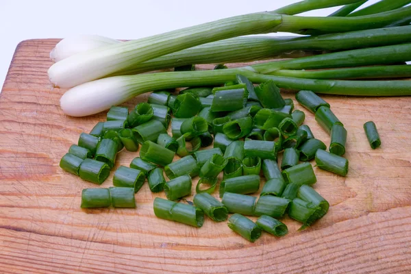 Cebollas verdes frescas en escritorio de cocina de madera —  Fotos de Stock