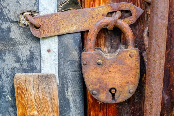 Cadeado vintage na porta de madeira Fotografia De Stock