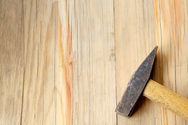 Sol köşede ahşap masa üzerinde eski çekici