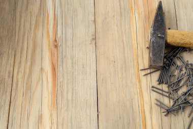 Çekiç ve çivi ahşap masa arka plan üzerinde