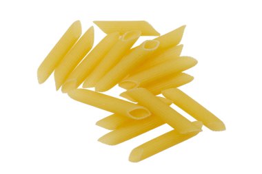 pişmemiş makarna üzerine beyaz izole