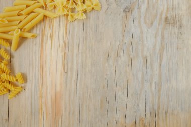 ahşap arka plan doku pişmemiş makarna