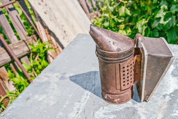 Bee smoker. A device that emits smoke for subduing bees in a hive. — Stock Photo, Image