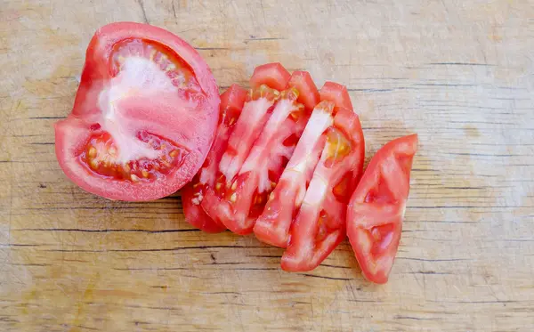 Ψιλοκομμένες ντομάτες σε ξύλο κοπής — Φωτογραφία Αρχείου