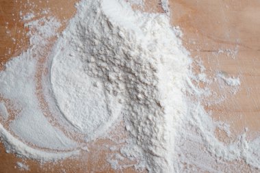 Ahşap oklava ile un ahşap masa