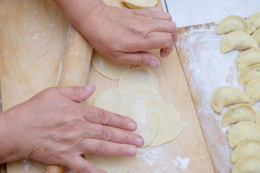 Ahşap ahşap kesme tahtasında basık hamur