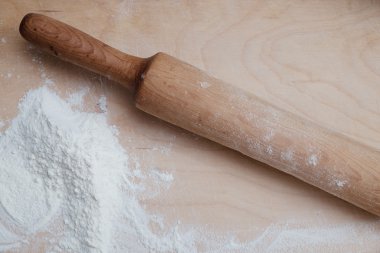 Ahşap oklava ile un ahşap masa