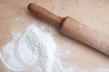 Ahşap oklava ile un ahşap masa