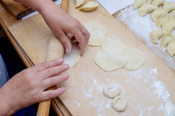 Degen är tillplattad på en trä skärbräda trä — Stockfoto