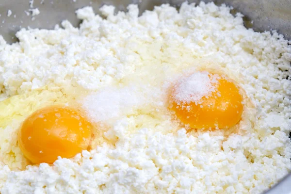 Túró, két tojás és só háttér — Stock Fotó