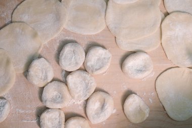 Tablo üzerinde hamur parçaları