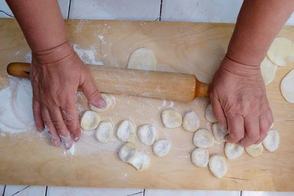 Degen är tillplattad på en trä skärbräda trä — Stockfoto