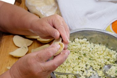 Ev yapımı lezzetli vareniki, hamur tatlısı veya mantı modellenmesi .