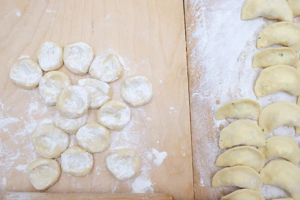 Niki dumplings eller pelmeni innan kokning — Stockfoto