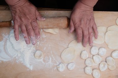 Ahşap ahşap kesme tahtasında basık hamur