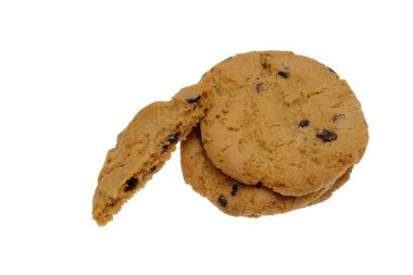 Beyaz arkaplanda çikolata parçalı kurabiyeler