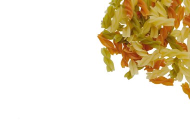 Çok renkli sarmal makarna beyaz zemin üzerine