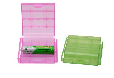 İki plastik pil tutucu ve beyaz bir pil