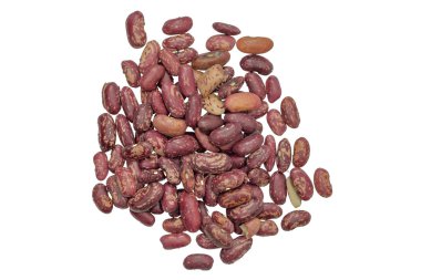 Beyaz arkaplanda kırmızı fasulye izole edildi