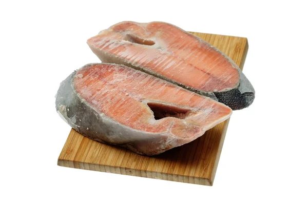 Dondurulmuş somon steak ahşap masa