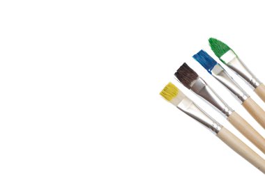 Boya fırçaları ve beyaz arka plan üzerinde boya.