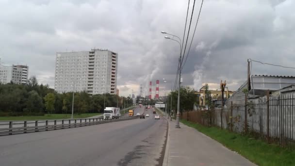 MOSCOW, RÚSSIA - 23 de setembro de 2016: Smokestacks, tráfego automóvel — Vídeo de Stock