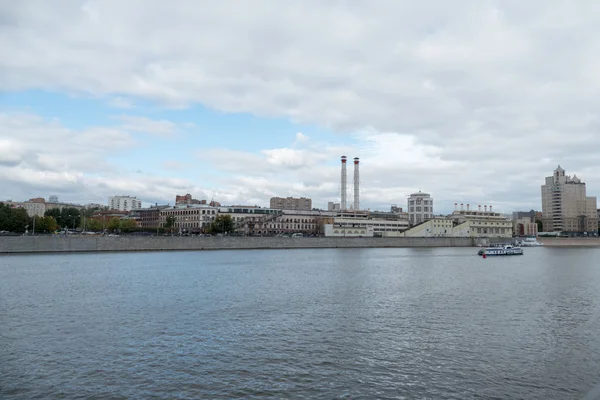 モスクワ, ロシア連邦 - 2016 年 9 月 25 日: 川モーター船でモスクワ川 — ストック写真