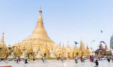 Yangon, Myanmar - 25 Nisan: Shwedagon Pagoda Yangon içinde