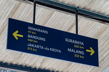 Semarang, Bandung, Jakarta, Surabaya ve Malang, Endonezya 'ya kadar olan mesafeleri gösteren mavi tren istasyonu işareti..