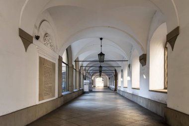 Yumuşak gün ışığıyla tarihi kemerli koridor, temiz beyaz duvarlar ve klasik detaylar sakin ve zarif bir atmosfer yaratıyor..