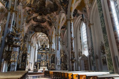 Barok kilisesinin içini freskli tavanlar, yaldızlı sunaklar ve doğal ışık, ihtişam, tarih ve kutsal Avrupa dini mimarisi ile dolu uzun sütunlarla donatın..