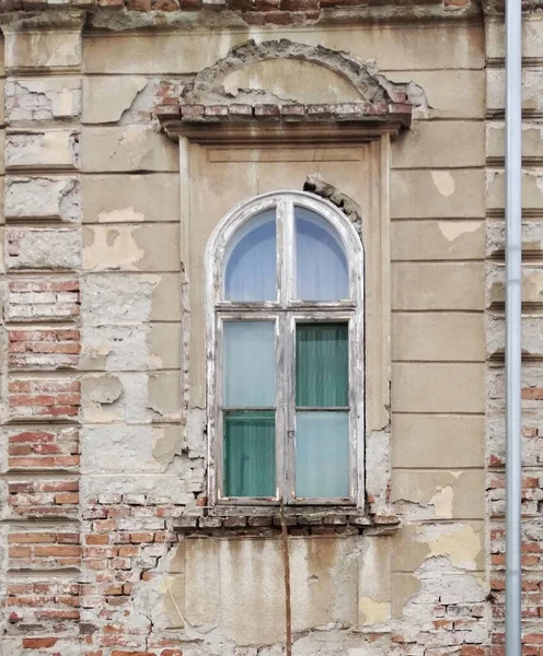 Eski bir evin kemerli penceresi. Orta Sırbistan, birkaç gün önce